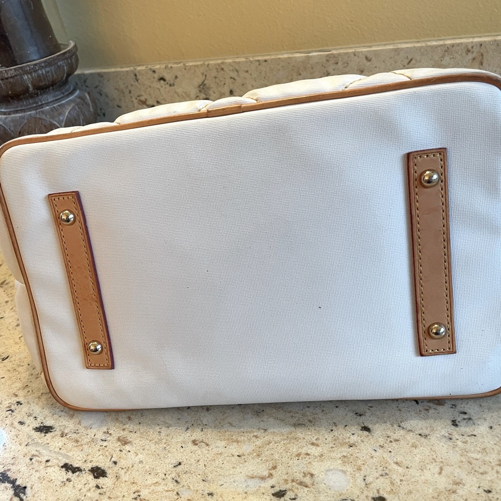 A CLASSIC. WHITE & TAN TUFTED STANDS OUT FOR SURE! - Picture 7 of 15
